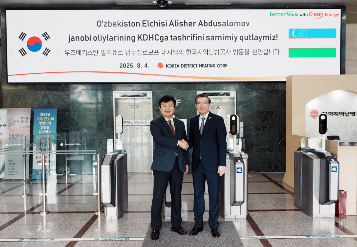▲정용기 한국지역난방공사 사장(왼쪽)이 4일 본사에서 알리쉐르 압두살로모프 우즈베키스탄 대사와 만나 K-난방의 우즈벡 진출 추진 현황과 에너지 협력 확대 방안을 논의한 후 기념 촬영을 하고 있다. (사진제공=한국지역난방공사)