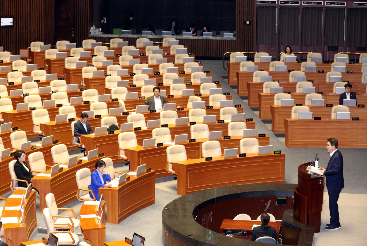 ▲신동욱 국민의힘 의원이 4일 오후 서울 여의도 국회에서 열린 제427회국회(임시회) 제3차 본회의에서 방송3법 반대 필리버스터(무제한토론)를  하고 있는 가운데 더불어민주당 의원들의 빈자리가 눈에 띄고 있다. (사진=뉴시스)