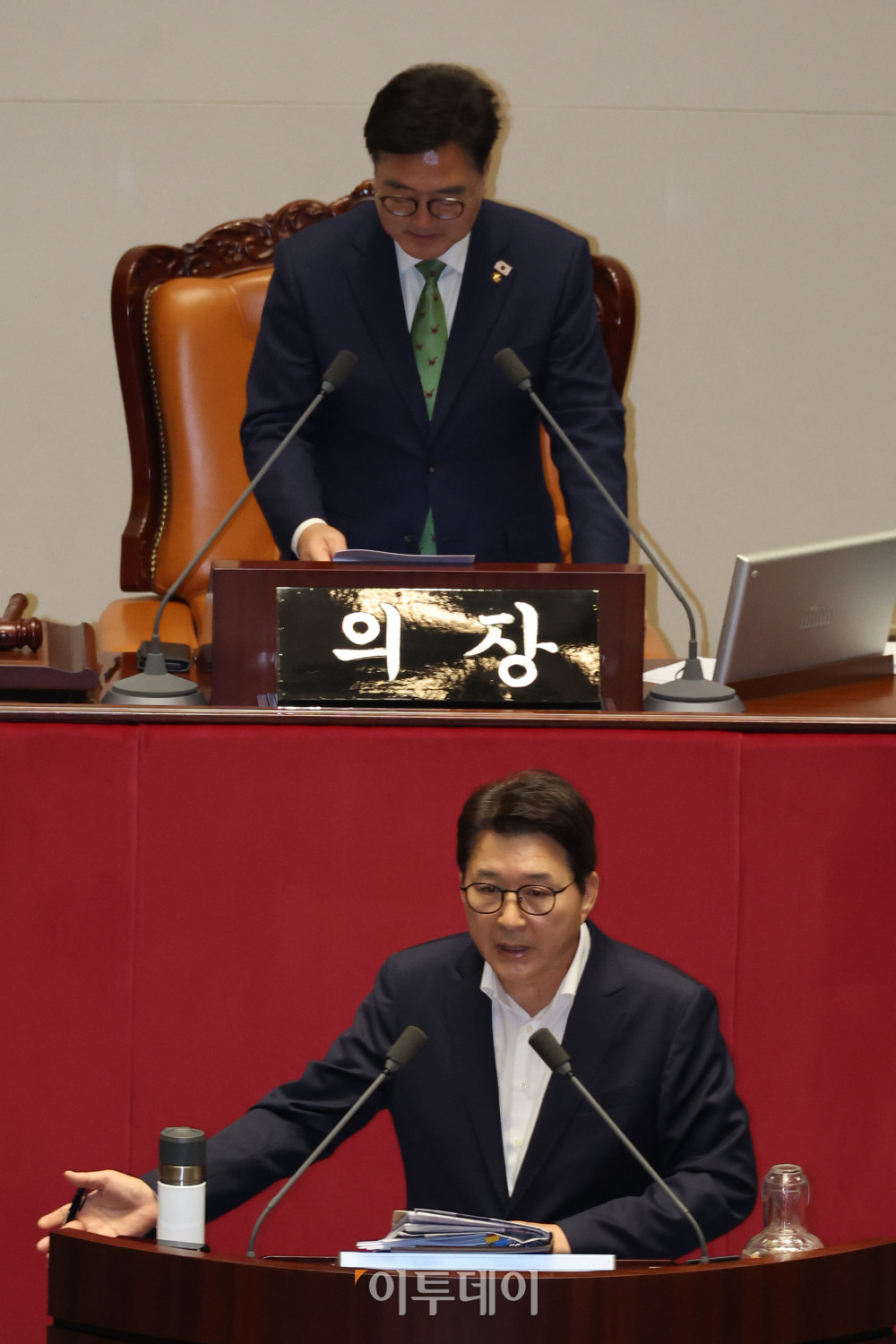 ▲4일 서울 여의도 국회에서 열린 본회의에서 '방송3법(방송법·방송문화진흥회법·한국교육방송공사법 개정안)' 상정과 관련해 신동욱 국민의힘 의원이 무제한토론(필리버스터)을 시작하고 있다. 고이란 기자 photoeran@