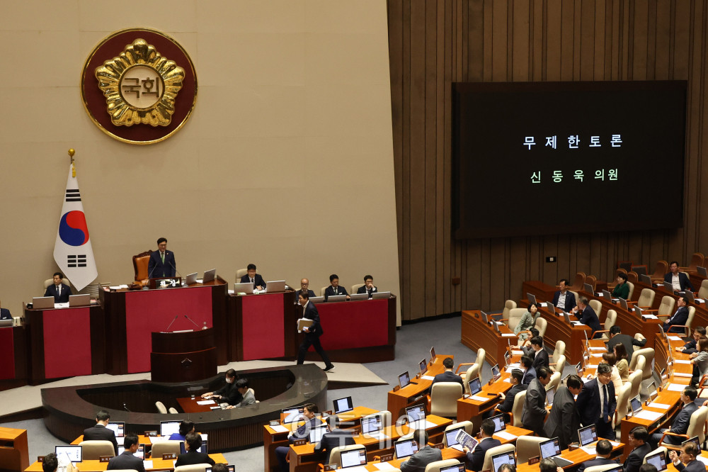 ▲4일 서울 여의도 국회에서 열린 본회의에서 '방송3법(방송법·방송문화진흥회법·한국교육방송공사법 개정안)' 상정과 관련해 신동욱 국민의힘 의원이 무제한토론(필리버스터)을 시작하고 있다. 고이란 기자 photoeran@