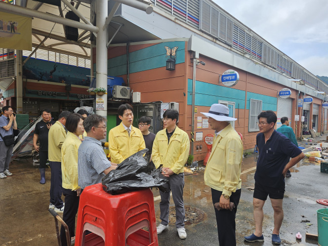 ▲노용석 중소벤처기업부 차관이 4일 전남 함평천지 전통시장 및 골목형상점가를 방문해 집중호우 피해 및 복구 상황을 점검하며 애로사항을 청취하고 있다. (사진제공=중소벤처기업부)