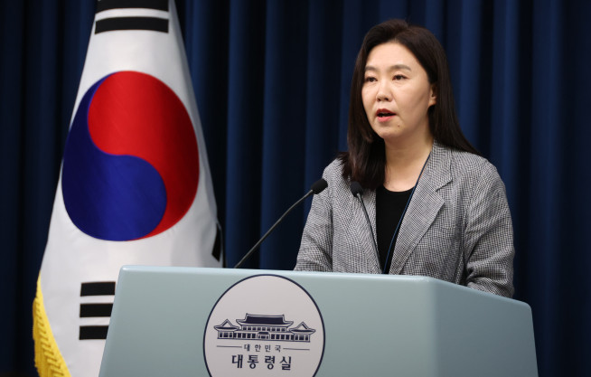 ▲강유정 대변인이 4일 용산 대통령실 기자회견장에서 비서실장 주재 수석보좌관회의 브리핑을 하고 있다.  (연합뉴스 )