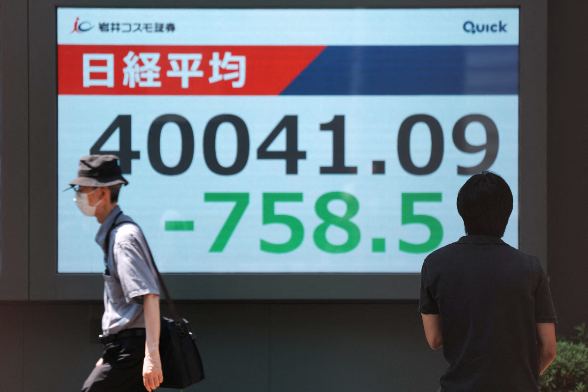 ▲일본 도쿄에서 4일 행인들이 증시 닛케이225지수 현황이 표시된 도쿄증권거래소 전광판 앞을 지나가고 있다.  (도쿄/AFP연합뉴스)