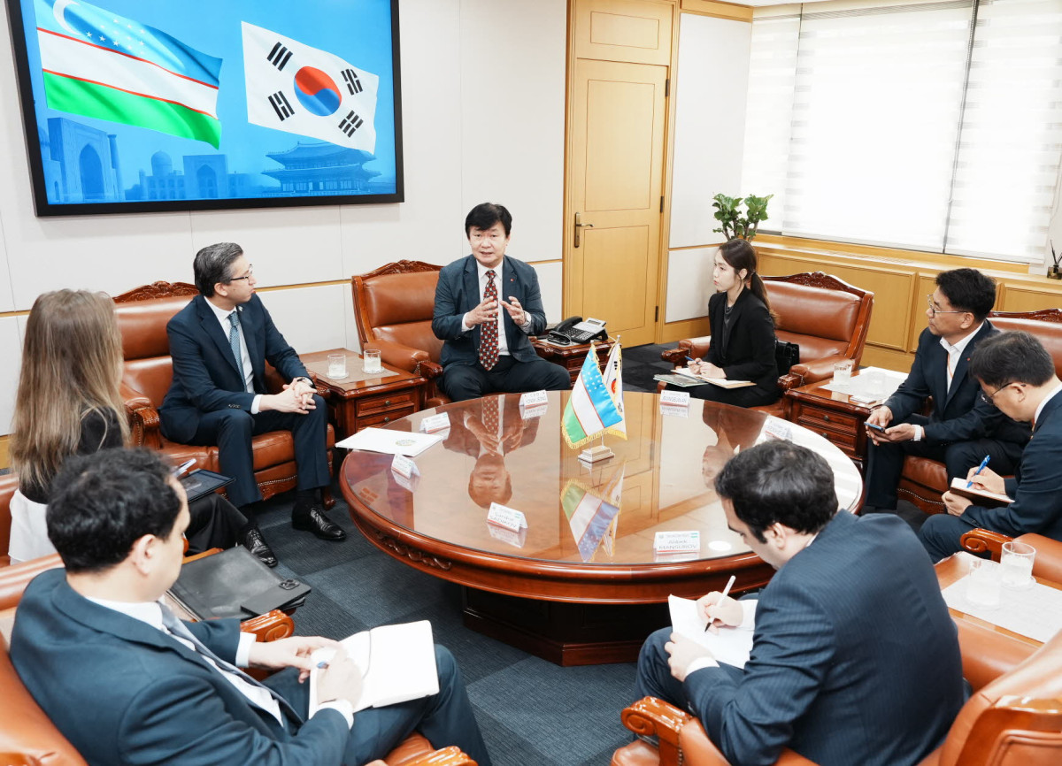 ▲정용기 한국지역난방공사 사장(정면 가운데)이 4일 본사에서 알리쉐르 압두살로모프 우즈베키스탄 대사(정면 왼쪽)와 K-난방의 우즈벡 진출 추진 현황과 에너지 협력 확대 방안을 논의하고 있다. (사진제공=한국지역난방공사)