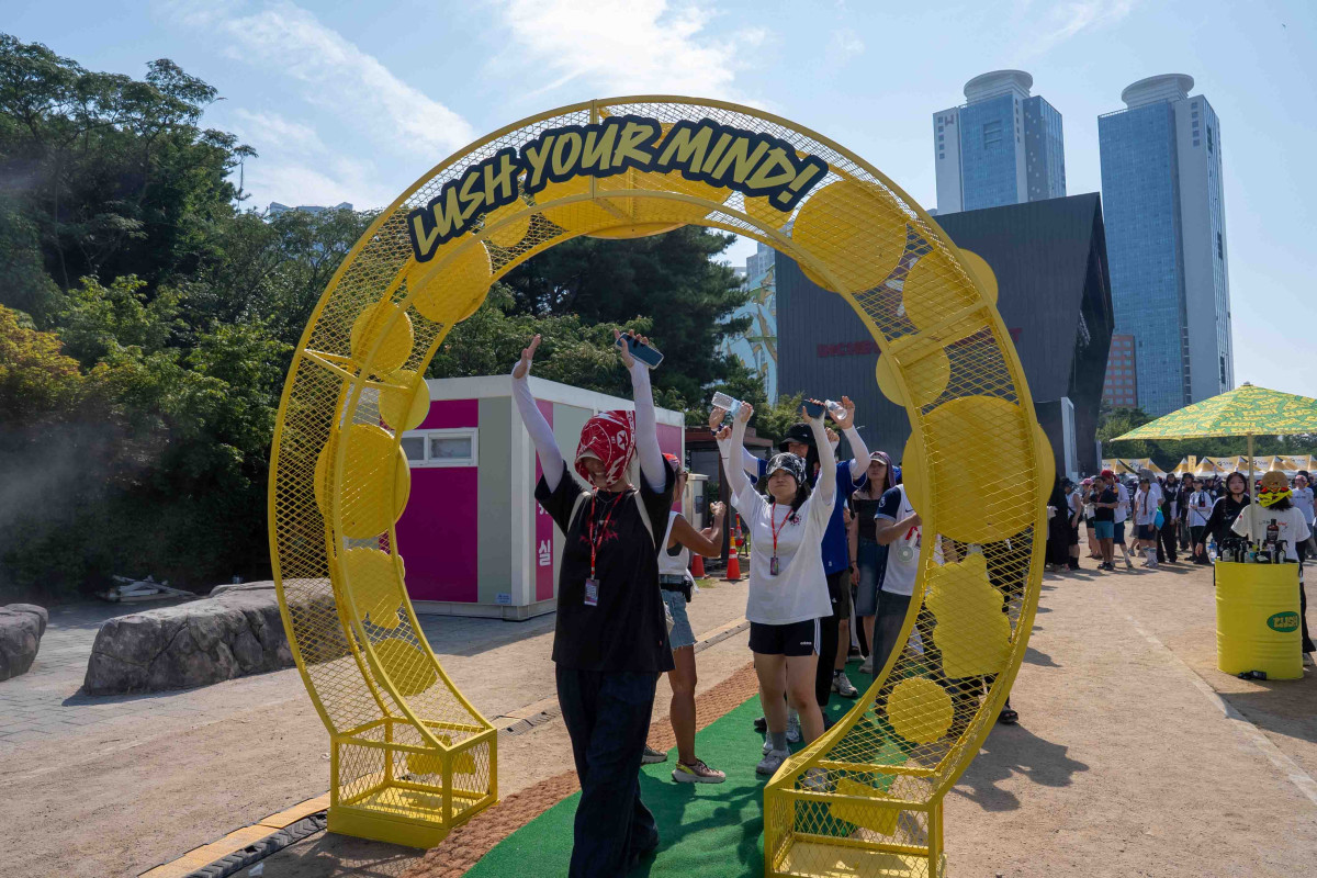 ▲2025 인천펜타포트 락 페스티벌에서 관객들이 향기 터널을 이용하고 있다 (사진제공=러쉬코리아)