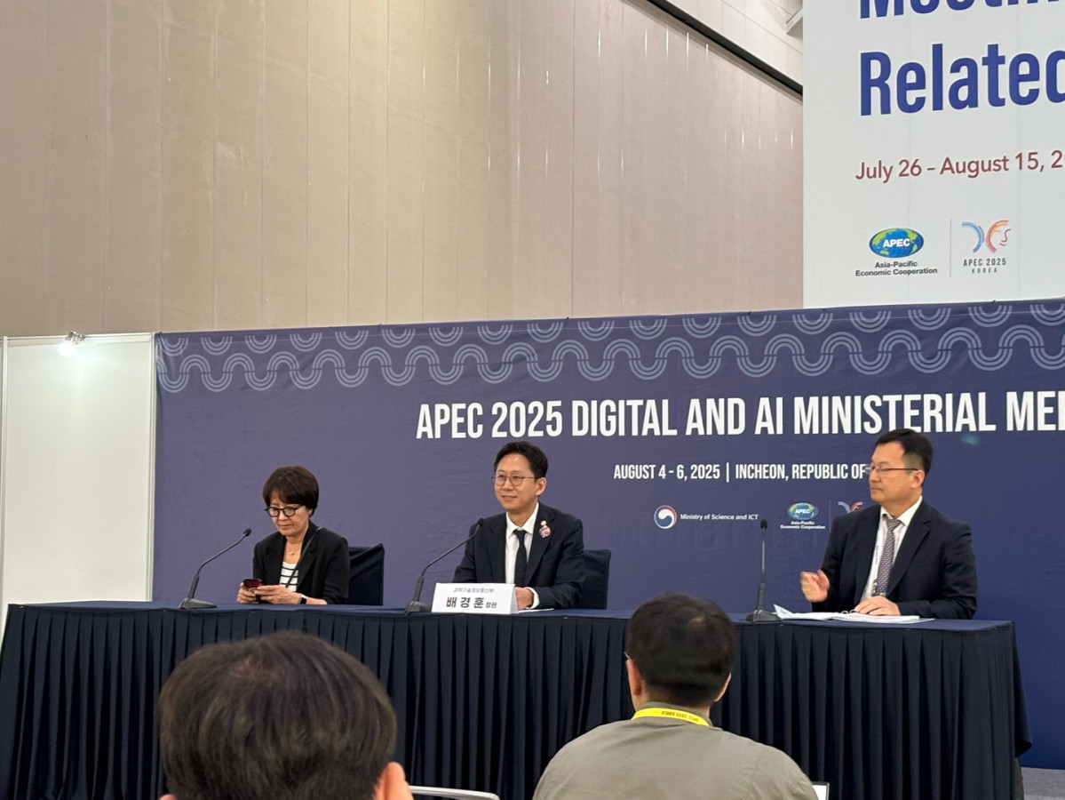 ▲배경훈 과학기술정보통신부 장관이 4일 인천 연수구 송도컨벤시아에서 열린 아시아태평양경제협력체(APEC) 디지털·AI 장관회의에서 브리핑을 하고 있다.  (김나리 기자 )