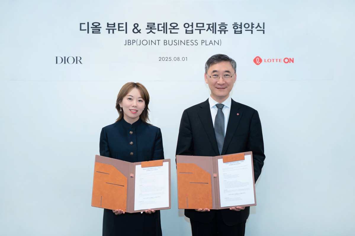 ▲롯데온이 8월 1일 서울 광화문 디올 뷰티 코리아 본사에서 ‘크리스챤 디올 뷰티 코리아’와 전략적 비즈니스 파트너십(JBP)을 체결했다고 4일 밝혔다. 사진 오른쪽부터 박익진 롯데쇼핑 e커머스사업부 대표와 김백남 크리스챤 디올 뷰티 코리아 지사장이 JBP 기념촬영을 하고 있다. 

 (사진제공=롯데온)