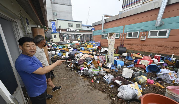▲전남 함평군 함평읍 함평천지전통시장 인근 길목이 폭우에 떠내려 온 각종 생활 폐기물로 막혀 있다.   (사진제공=뉴시스)