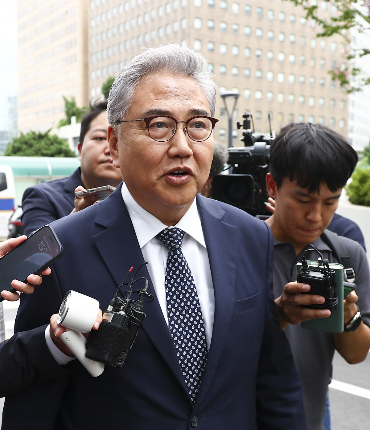 ▲박진 전 외교부 장관이 4일 서울 종로구 KT 광화문빌딩 웨스트에 마련된 윤석열 전 대통령 부인 김건희 여사 의혹을 수사하는 민중기 특별검사 사무실로 참고인 조사를 받기 위해 출석하고 있다. (뉴시스)