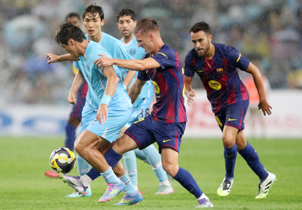 ▲ 4일 대구스타디움에서 열린 FC바르셀로나 2025 아시아투어 에디션 대구FC와 FC바르셀로나의 경기. 후반전 폭우 속에 양 팀 선수들이 치열한 볼 다툼을 하고 있다. (연합뉴스)