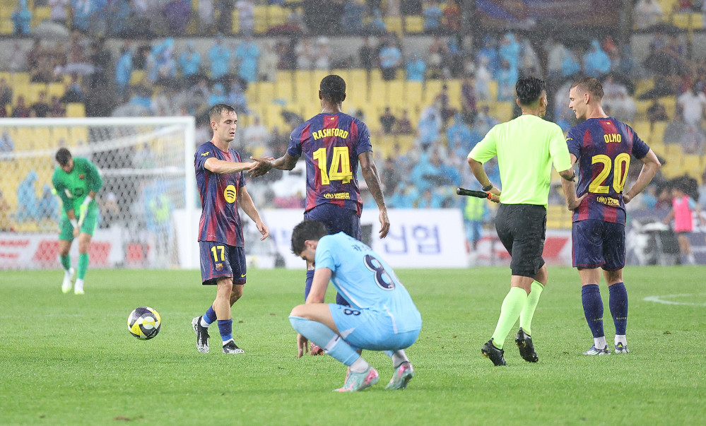 ▲4일 대구스타디움에서 열린 FC바르셀로나 2025 아시아투어 에디션 대구FC와 FC바르셀로나의 경기. FC바르셀로나 선수들이 승리 후 기뻐하고 있다. (연합뉴스)
