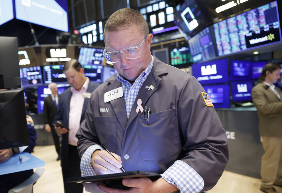 ▲미국 뉴욕증권거래소(NYSE)에서 4일(현지시간) 트레이더들이 근무하고 있다. 뉴욕/UPI연합뉴스