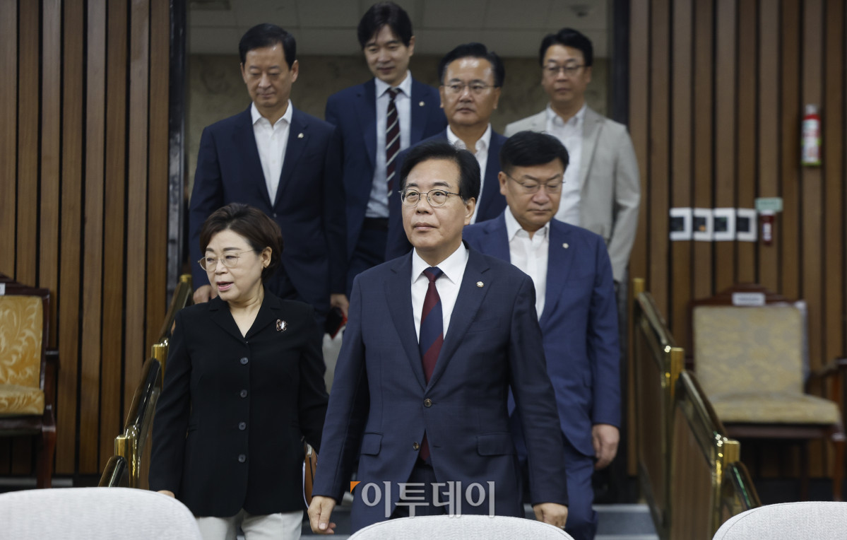 ▲송언석 국민의힘 비상대책위원장 겸 원내대표 등 의원들이 5일 서울 여의도 국회에서 열린 원내대책회의에 참석하고 있다. 조현호 기자 hyunho@