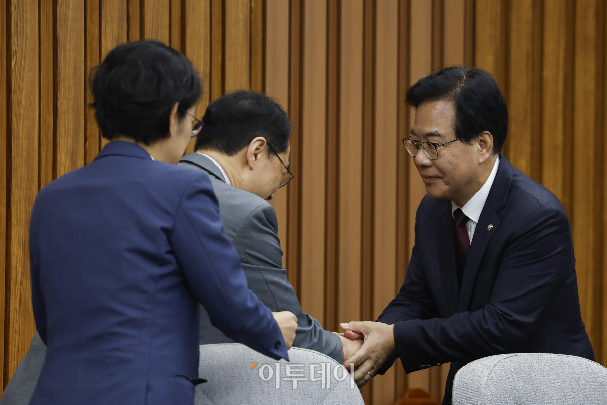 ▲송언석 국민의힘 비상대책위원장 겸 원내대표가 5일 서울 여의도 국회에서 열린 원내대책회의에 참석하며 의원들과 인사를 하고 있다. 조현호 기자 hyunho@