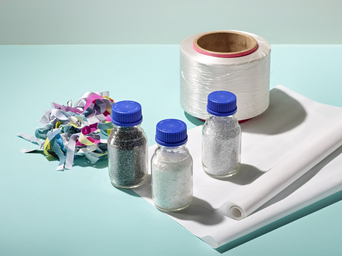 ▲폐현수막을 잘게 분쇄해 화학적 재활용 과정을 거쳐 재활용 소재를 만든 후 실을 방사해 현수막으로 제작되는 각 단계 별 제품들의 모습. (사진= SK케미칼)