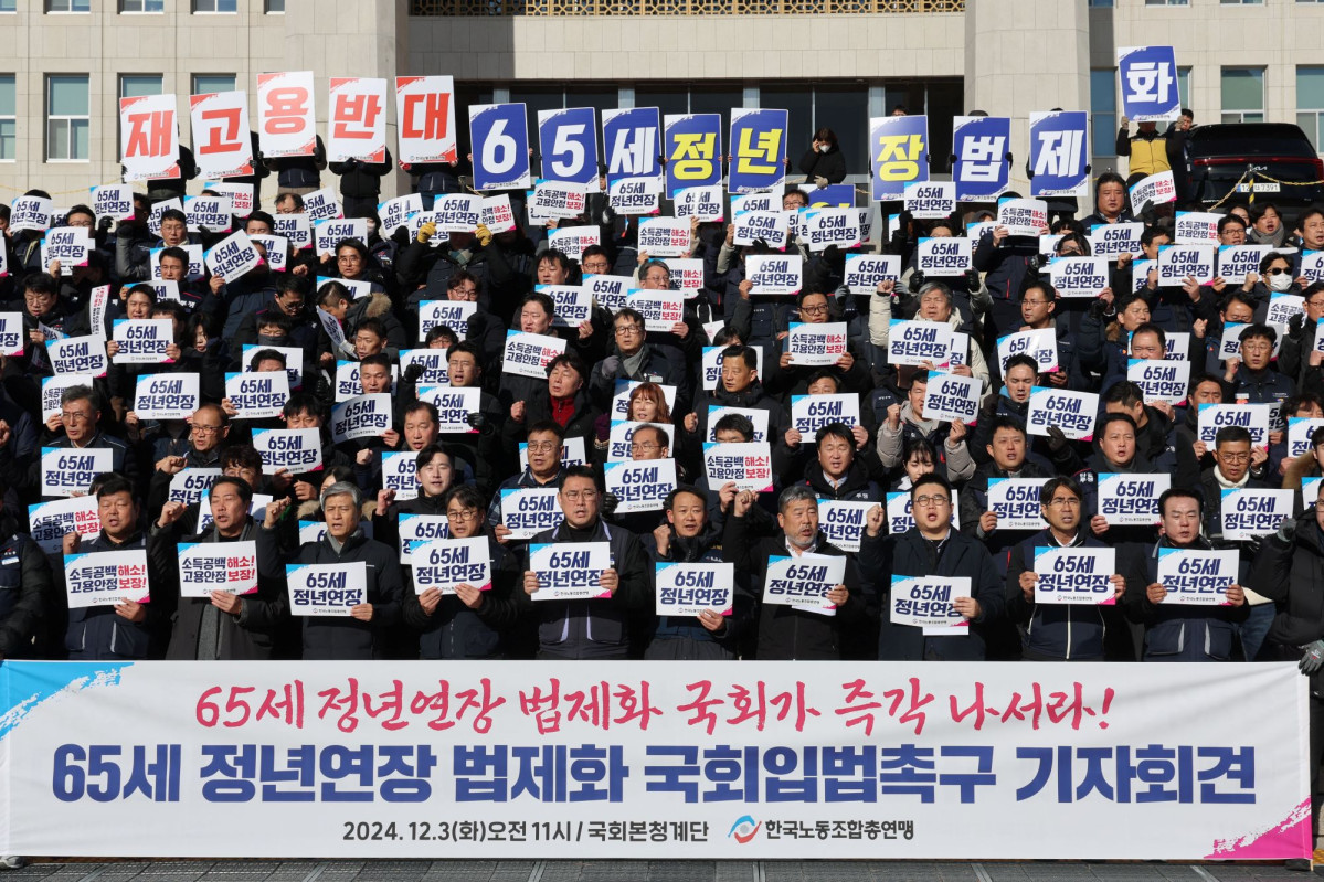 ▲김동명 한국노총 위원장을 비롯한 회원들이 지난해 12월 3일 오전 서울 여의도 국회 본청 앞 계단에서 열린 65세 정년연장 법제화 국회입법촉구 기자회견에서 구호를 외치고 있다.  (뉴시스)