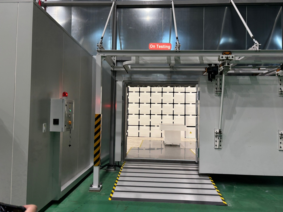 ▲인천 연수구 송도에 위치한 한국전파진흥협회(RAPA) 전파산업클러스터 내 ‘IoT(사물인터넷) 기술지원센터’의 10m EMI 챔버 입구  (김나리 기자)