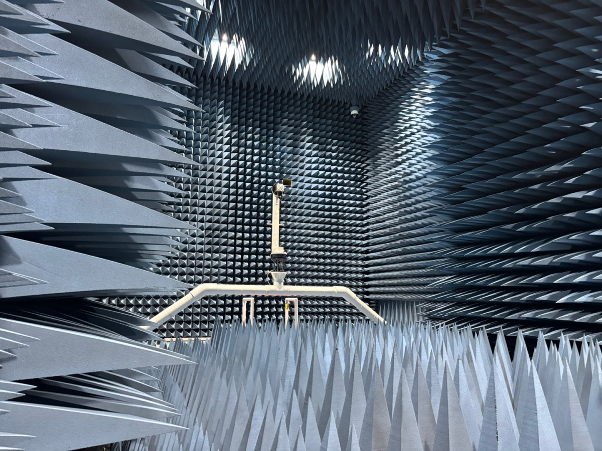 ▲인천 연수구 송도에 위치한 한국전파진흥협회(RAPA) 전파산업클러스터 내 ‘IoT(사물인터넷) 기술지원센터’의 안테나 측정실  (김나리 기자 )