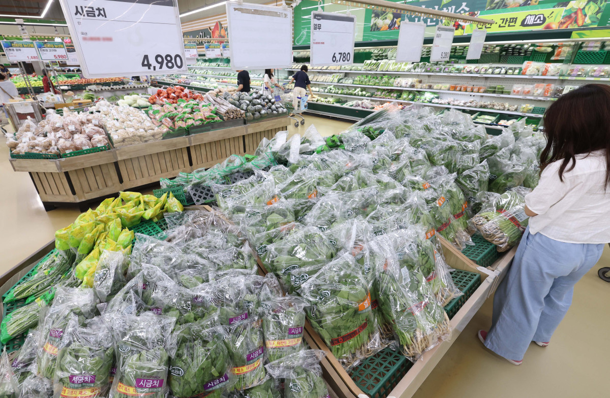 ▲지난달 소비자물가가 가공식품·수산물 등 가격이 오르면서 두 달째 2%대 상승세를 이어갔다. 폭염·폭우 영향으로 과일·채소 등 농산물 가격이 강세를 보였다. 소비쿠폰 수요가 많은 한우 등의 물가도 전달보다 상승 폭이 커졌다. 통계청이 5일 발표한 '7월 소비자물가동향'을 보면 지난 달 소비자물가지수는 116.52(2020년=100)로 1년 전보다 2.1% 올랐다. 소비자물가지수 상승률은 올해 1월부터 2%대를 기록하다가 지난 5월 1.9%로 떨어졌으나 6월부터는 두 달째 다시 2%대를 유지하고 있다. 이날 서울의 한 대형마트에서 시민들이 장을 보고 있다. 신태현 기자 holjjak@