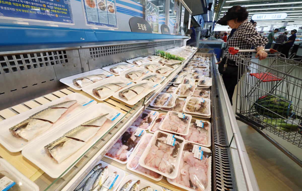 ▲지난달 소비자물가가 가공식품·수산물 등 가격이 오르면서 두 달째 2%대 상승세를 이어갔다. 폭염·폭우 영향으로 과일·채소 등 농산물 가격이 강세를 보였다. 소비쿠폰 수요가 많은 한우 등의 물가도 전달보다 상승 폭이 커졌다. 통계청이 5일 발표한 '7월 소비자물가동향'을 보면 지난 달 소비자물가지수는 116.52(2020년=100)로 1년 전보다 2.1% 올랐다. 소비자물가지수 상승률은 올해 1월부터 2%대를 기록하다가 지난 5월 1.9%로 떨어졌으나 6월부터는 두 달째 다시 2%대를 유지하고 있다. 이날 서울의 한 대형마트에서 시민들이 장을 보고 있다. 신태현 기자 holjjak@
