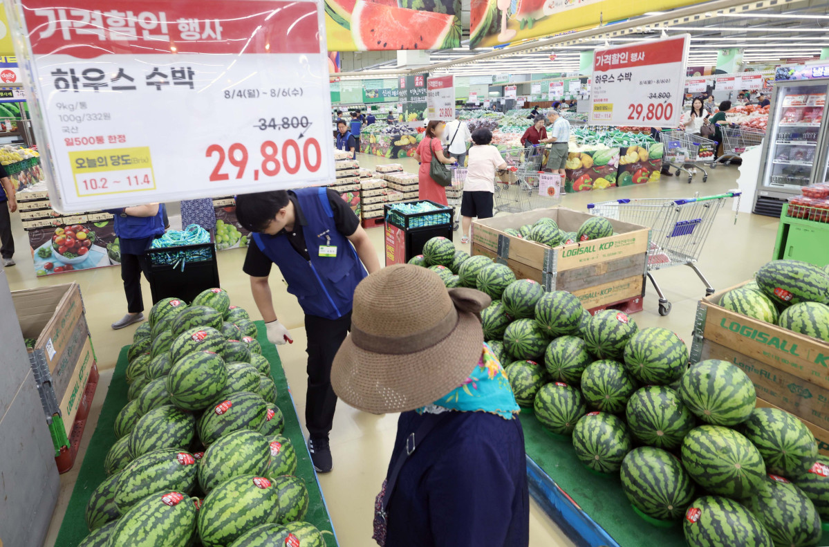 ▲지난달 소비자물가가 가공식품·수산물 등 가격이 오르면서 두 달째 2%대 상승세를 이어갔다. 폭염·폭우 영향으로 과일·채소 등 농산물 가격이 강세를 보였다. 소비쿠폰 수요가 많은 한우 등의 물가도 전달보다 상승 폭이 커졌다. 통계청이 5일 발표한 '7월 소비자물가동향'을 보면 지난 달 소비자물가지수는 116.52(2020년=100)로 1년 전보다 2.1% 올랐다. 소비자물가지수 상승률은 올해 1월부터 2%대를 기록하다가 지난 5월 1.9%로 떨어졌으나 6월부터는 두 달째 다시 2%대를 유지하고 있다. 이날 서울의 한 대형마트에서 시민들이 장을 보고 있다. 신태현 기자 holjjak@