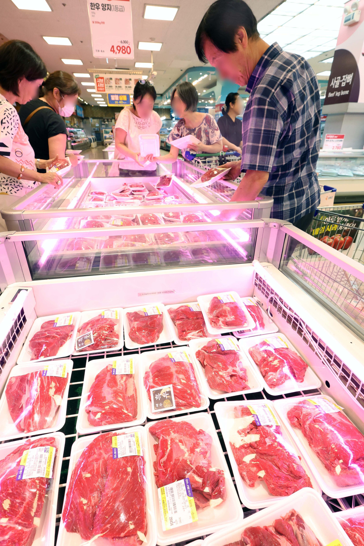 ▲5일 서울의 한 대형마트에서 시민들이 장을 보고 있다.  (신태현 기자 holjjak@)