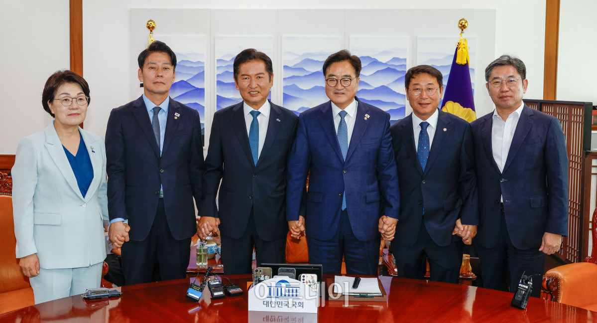 ▲정청래(왼쪽 세 번째) 더불어민주당 대표가 5일 서울 여의도 국회에서 우원식(왼쪽 네 번째) 국회의장을 예방하여 기념촬영을 하고 있다. 조현호 기자 hyunho@