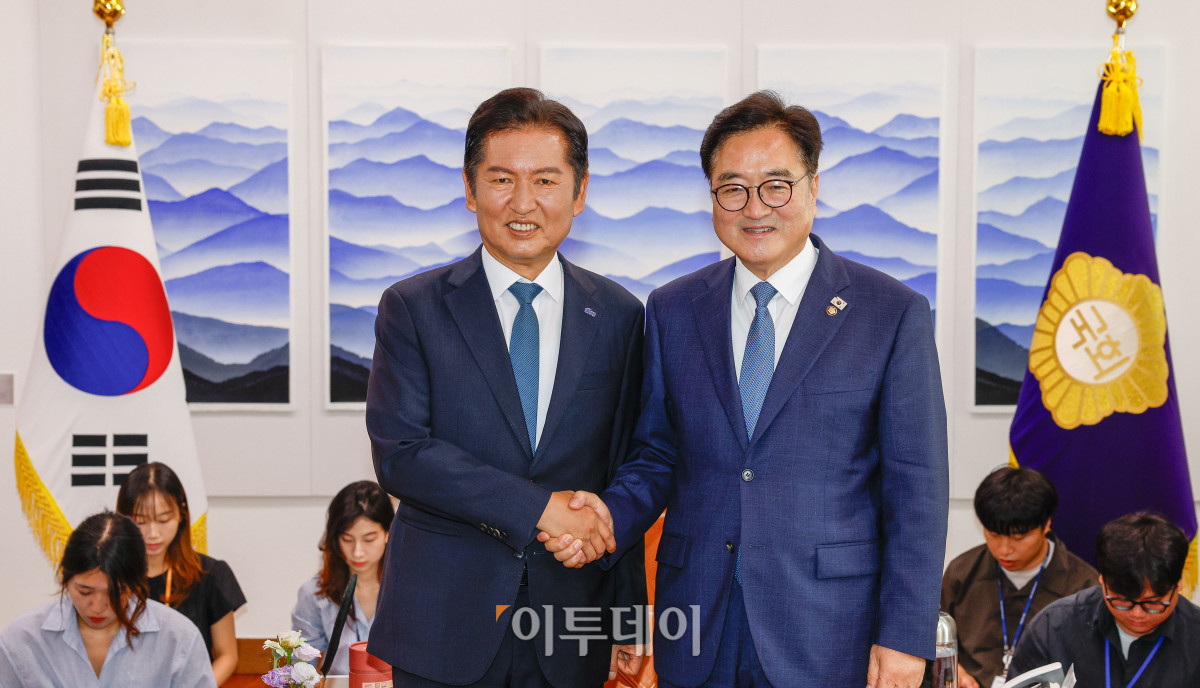 ▲정청래(왼쪽) 더불어민주당 대표가 5일 서울 여의도 국회에서 우원식 국회의장을 예방하여 기념촬영을 하고 있다. 조현호 기자 hyunho@