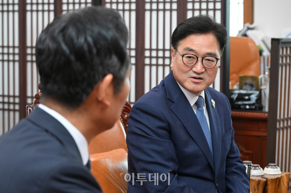 ▲정청래 더불어민주당 대표가 5일 서울 여의도 국회에서 우원식 국회의장을 예방하여 대화를 나누고 있다. 조현호 기자 hyunho@