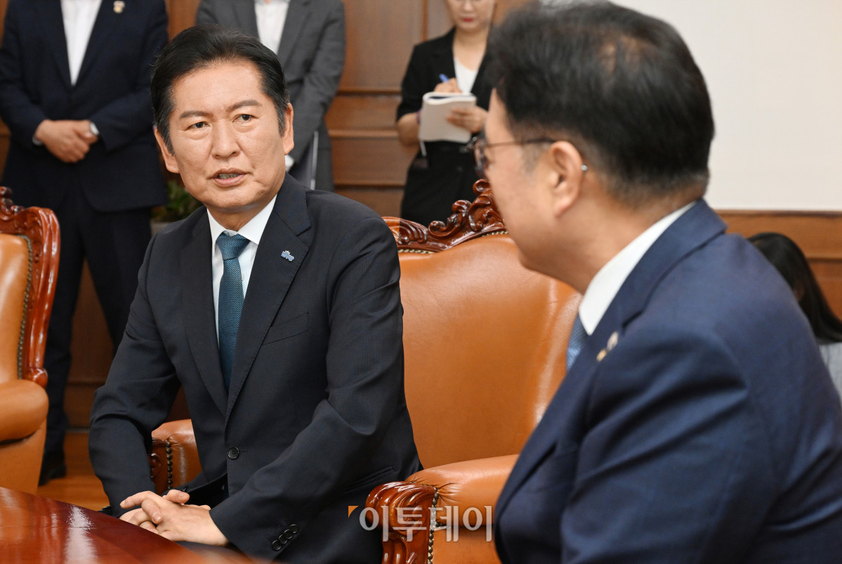 ▲정청래 더불어민주당 대표가 5일 서울 여의도 국회에서 우원식 국회의장을 예방하여 대화를 나누고 있다. 조현호 기자 hyunho@