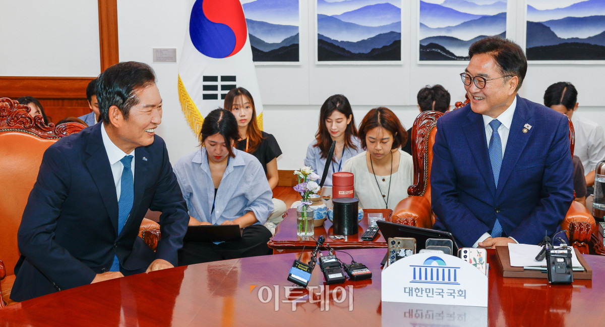 ▲정청래 더불어민주당 대표가 5일 서울 여의도 국회에서 우원식 국회의장을 예방하여 대화를 나누고 있다. 조현호 기자 hyunho@