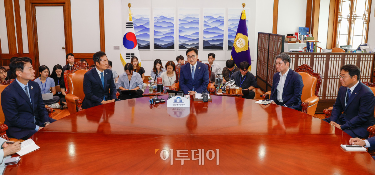 ▲정청래 더불어민주당 대표가 5일 서울 여의도 국회에서 우원식 국회의장을 예방하여 대화를 나누고 있다. 조현호 기자 hyunho@