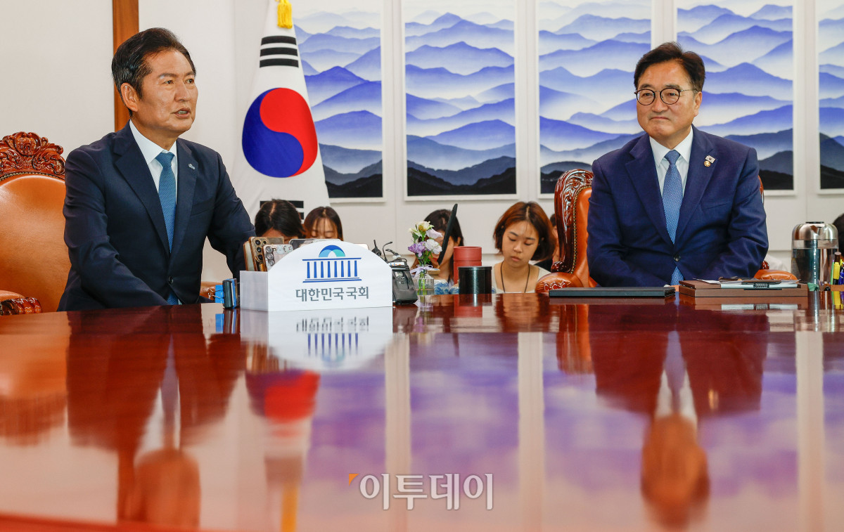 ▲정청래 더불어민주당 대표가 5일 서울 여의도 국회에서 우원식 국회의장을 예방하여 대화를 나누고 있다. 조현호 기자 hyunho@