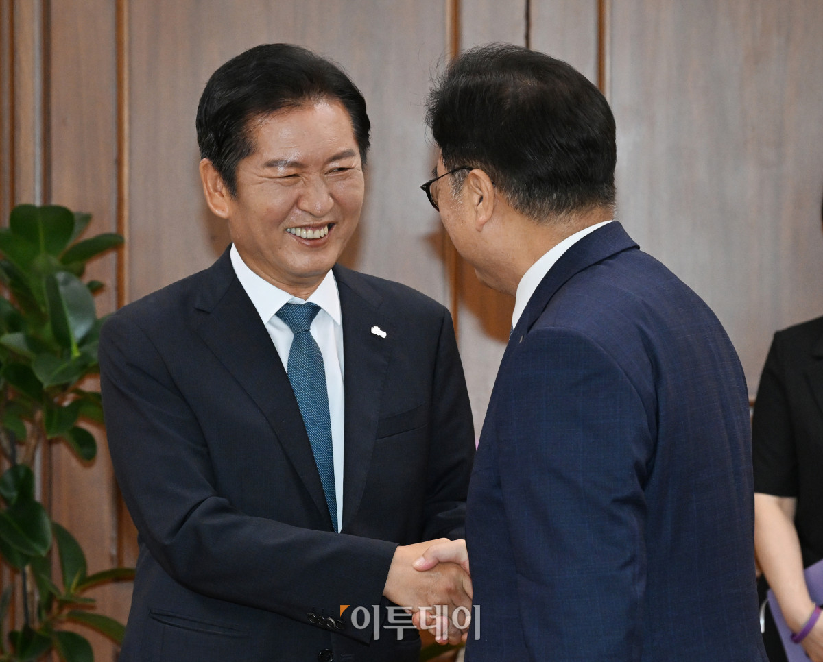 ▲정청래(왼쪽) 더불어민주당 대표가 5일 서울 여의도 국회에서 우원식 국회의장을 예방하여 악수를 하고 있다. 조현호 기자 hyunho@