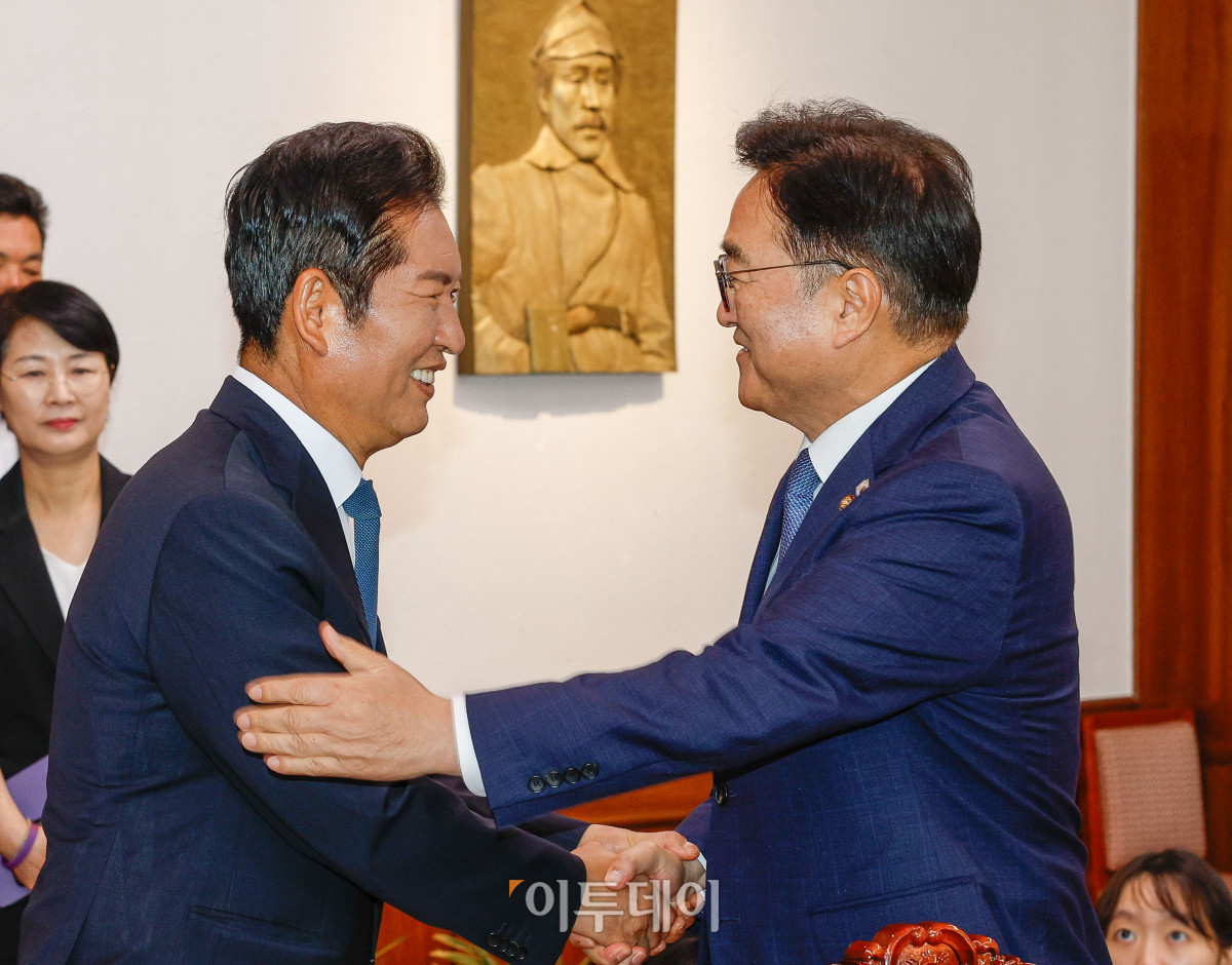 ▲정청래(왼쪽) 더불어민주당 대표가 5일 서울 여의도 국회에서 우원식 국회의장을 예방하여 악수를 하고 있다. 조현호 기자 hyunho@