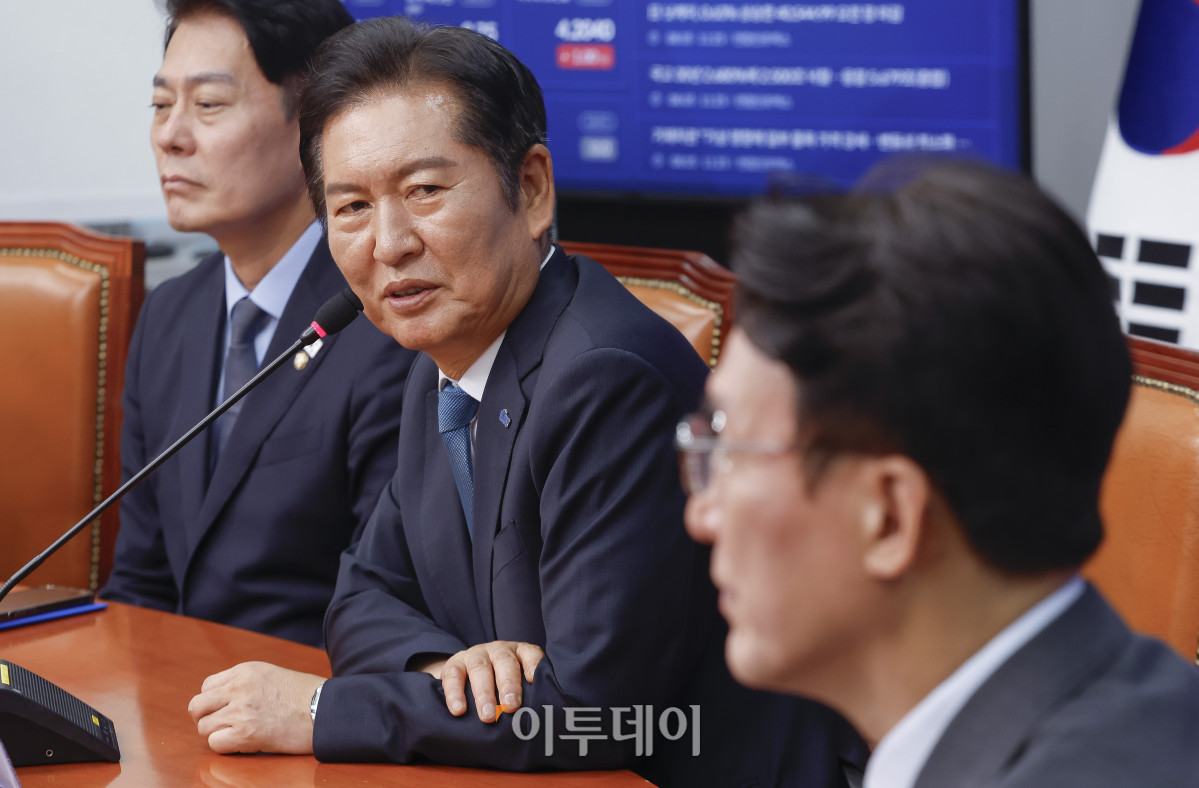 ▲정청래 더불어민주당 대표가 5일 서울 여의도 국회 당대표 회의실에서 김민석 국무총리를 접견하고 있다. 조현호 기자 hyunho@