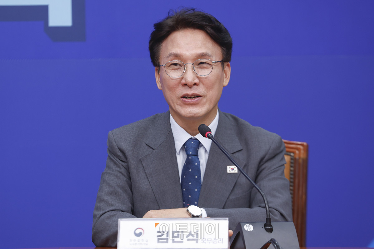 ▲김민석 국무총리가 5일 서울 여의도 국회 더불어민주당 당대표 회의실에서 정청래 대표를 만나 발언을 하고 있다. 조현호 기자 hyunho@