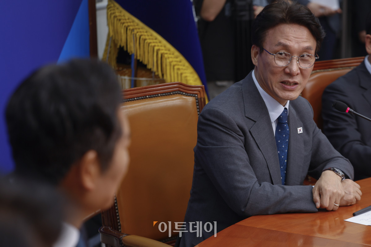 ▲김민석 국무총리가 5일 서울 여의도 국회 더불어민주당 당대표 회의실에서 정청래 대표를 만나 발언을 하고 있다. 조현호 기자 hyunho@