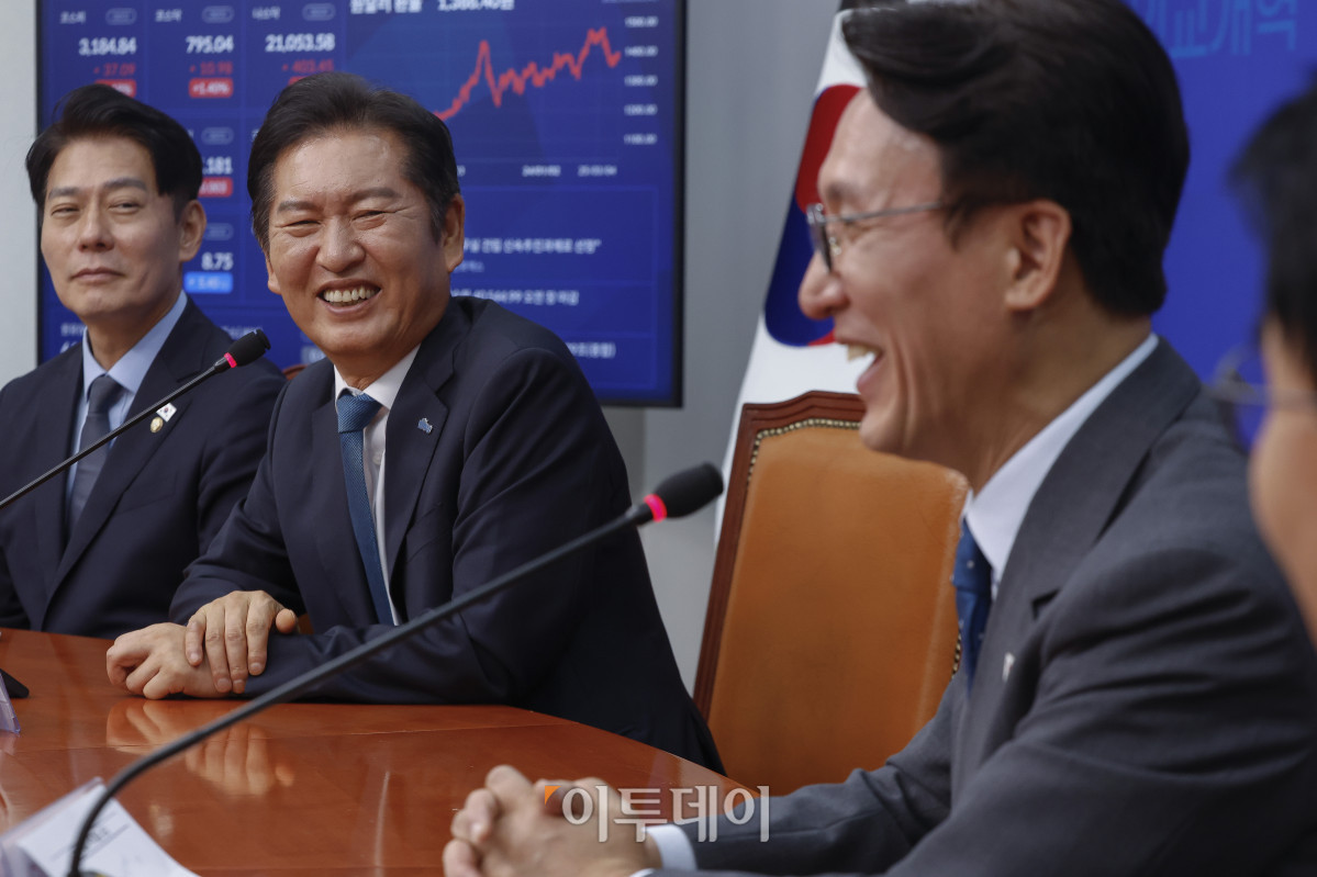 ▲정청래 더불어민주당 대표가 5일 서울 여의도 국회 당대표 회의실에서 김민석 국무총리를 접견하고 있다. 조현호 기자 hyunho@