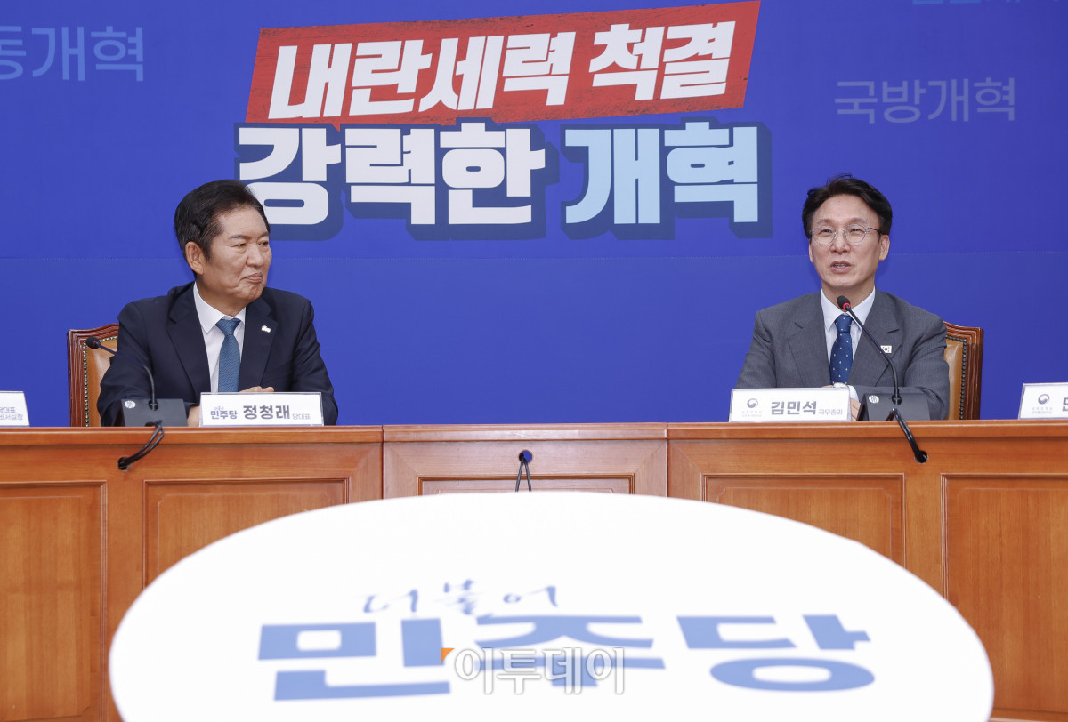 ▲정청래 더불어민주당 대표가 5일 서울 여의도 국회 당대표 회의실에서 김민석 국무총리를 접견하고 있다. 조현호 기자 hyunho@