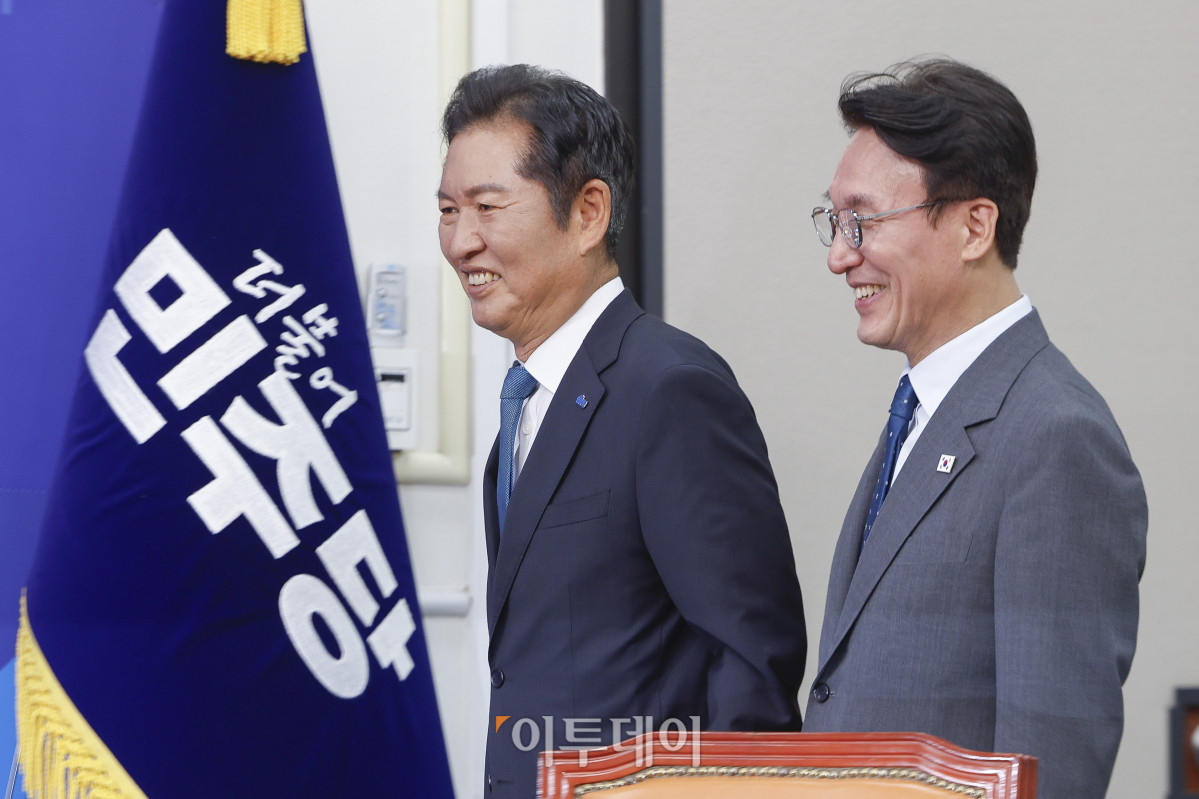 ▲정청래 더불어민주당 대표와 김민석 국무총리가 5일 서울 여의도 국회 당대표 회의실로 들어서고 있다. 조현호 기자 hyunho@