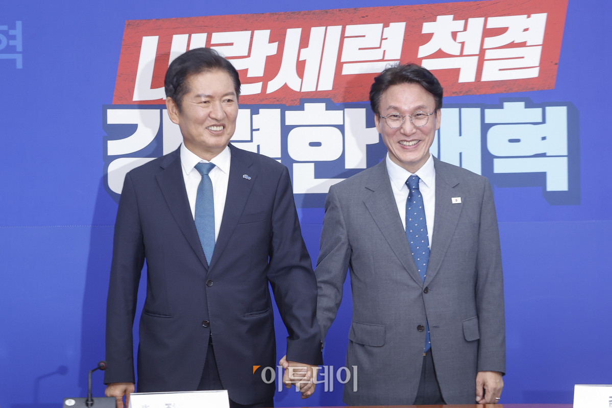 ▲정청래 더불어민주당 대표와 김민석 국무총리가 5일 서울 여의도 국회 당대표 회의실로 손을 잡고 들어서고 있다. 조현호 기자 hyunho@