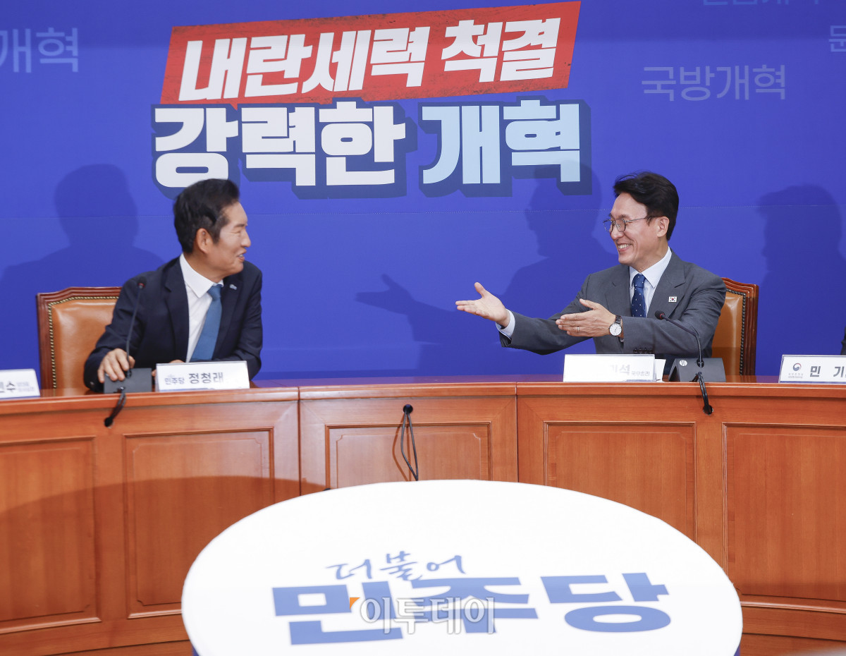 ▲정청래 더불어민주당 대표가 5일 서울 여의도 국회 당대표 회의실에서 김민석 국무총리를 접견하고 있다. 조현호 기자 hyunho@