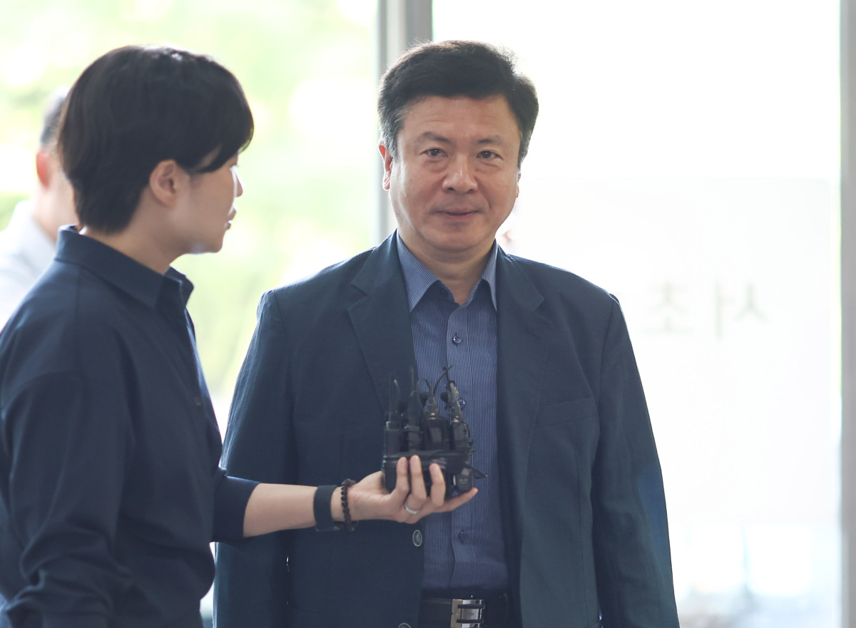 ▲전하규 국방부 대변인이 5일 참고인 신분으로 조사를 받기 위해 서울 서초한샘빌딩에 위치한 순직해병특별검사팀으로 출석하고 있다. (연합뉴스)