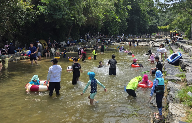 ▲관악산 신림계곡에서 물놀이를 즐기는 시민 모습. (사진제공=관악구)