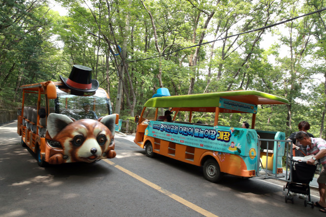 ▲관악산 공원 어린이물놀이장 너구리 전동카트 모습. (사진제공=관악구)