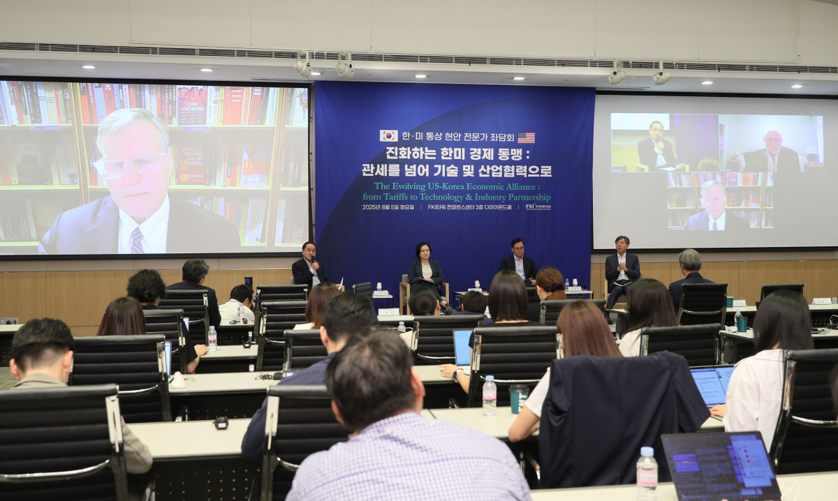 ▲제프리 쇼트 피터슨국제경제연구소(PIIE) 선임 펠로우가 5일 FKI타워 컨퍼런스센터에서 열린 '진화하는 한미 경제동맹: 관세를 넘어 기술 및 산업협력으로' 좌담회에서 화상연결을 통해 기조강연을 하고 있다. (사진제공=한국경제인협회)
