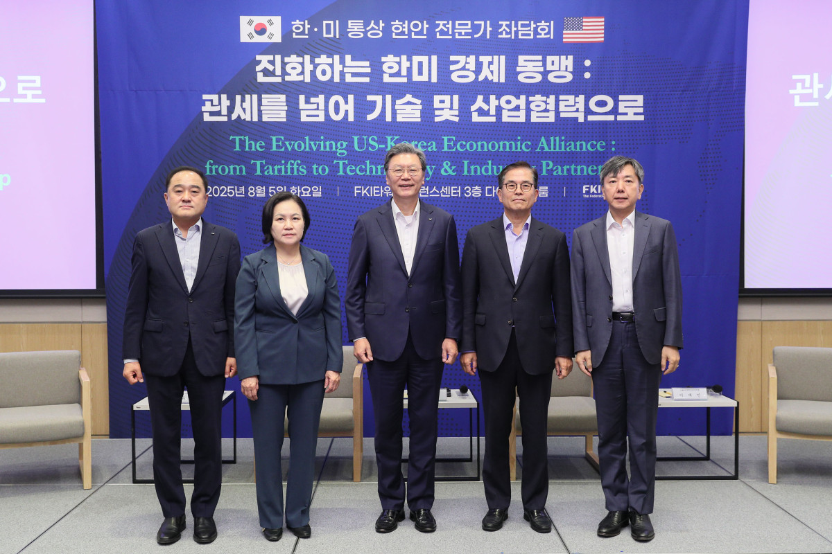 ▲김창범 한경협 부회장을 비롯한 내빈들이 5일 FKI타워 컨퍼런스센터에서 열린 '진화하는 한미 경제동맹: 관세를 넘어 기술 및 산업협력으로' 좌담회에서 기념촬영을 하고 있다. 사진 왼쪽부터 정철 한경연 원장, 유명희 서울대 교수, 김창범 한경협 부회장, 최석영 법무법인 광장 고문, 이재민 서울대 법학전문대학원 원장. (사진제공=한국경제인협회)