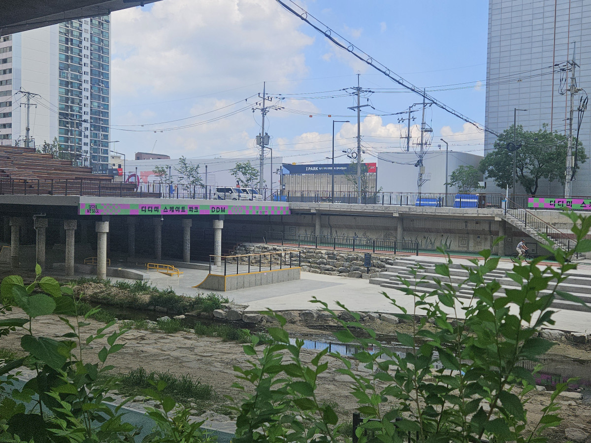 ▲‘제기동역 아이파크’ 앞 정릉천 산책로. (김지영 기자 kjy42)