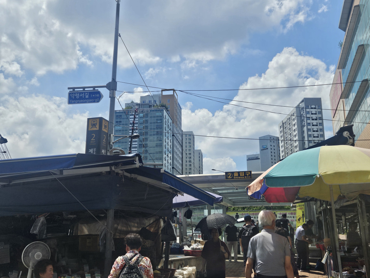 ▲‘제기동역 아이파크’와 가장 가까운 1호선 제기동역 2번 출구 앞. (김지영 기자 kjy42)